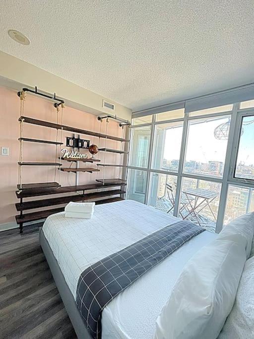Upscale Downtown Toronto Condos By Cn Tower Exterior photo