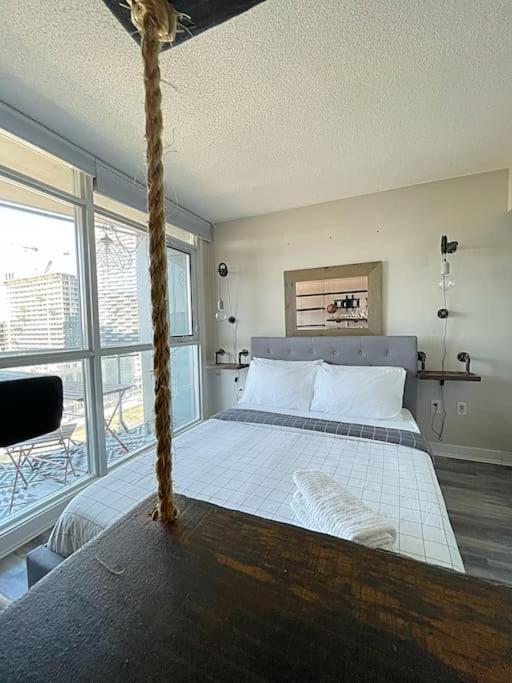 Upscale Downtown Toronto Condos By Cn Tower Exterior photo