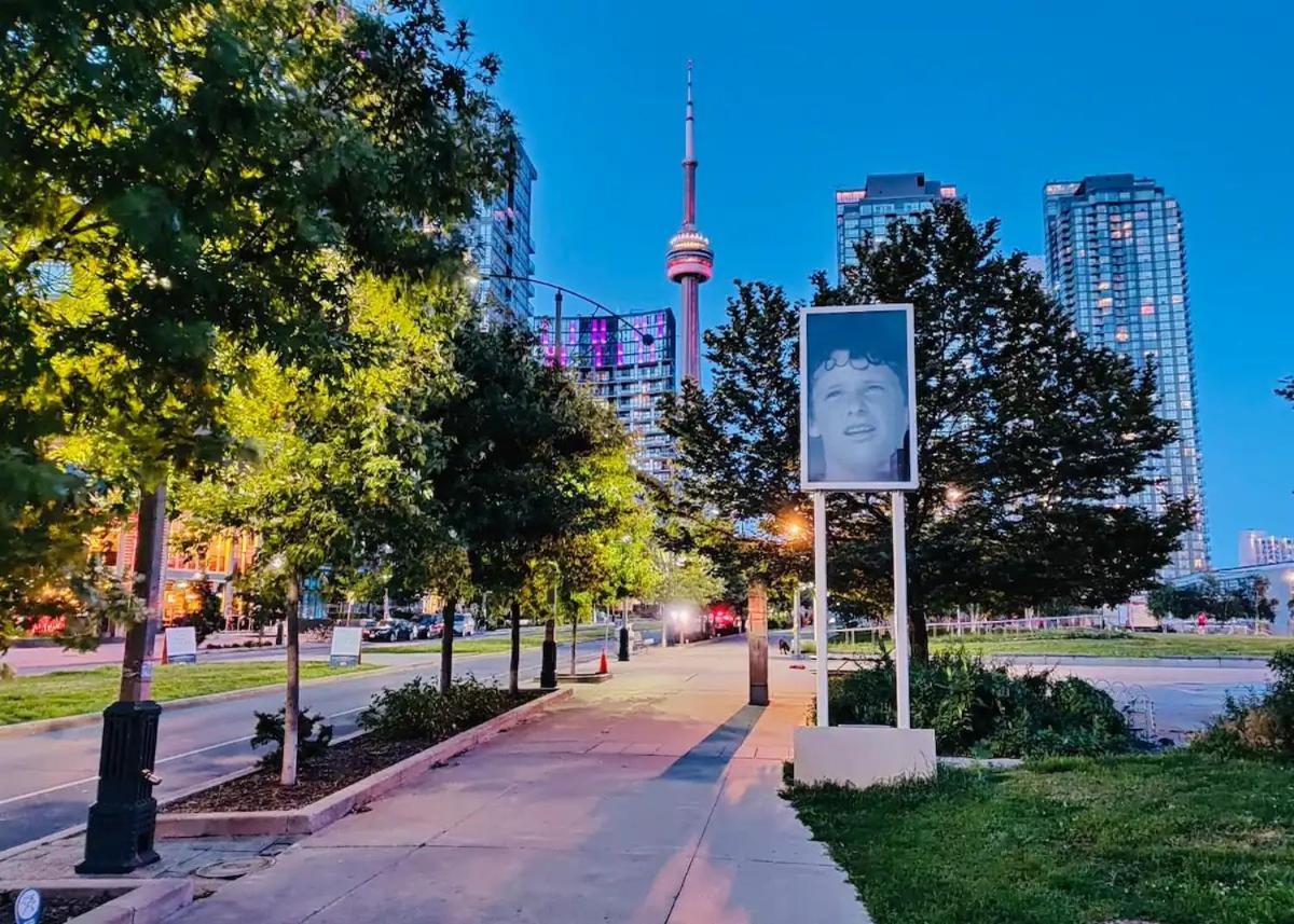 Upscale Downtown Toronto Condos By Cn Tower Exterior photo