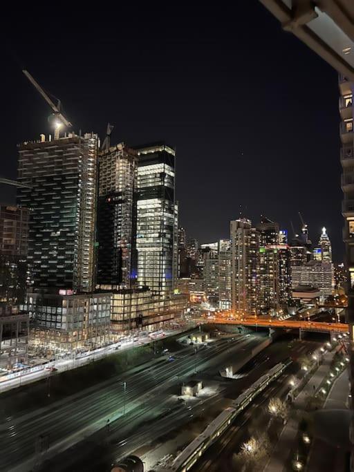 Upscale Downtown Toronto Condos By Cn Tower Exterior photo