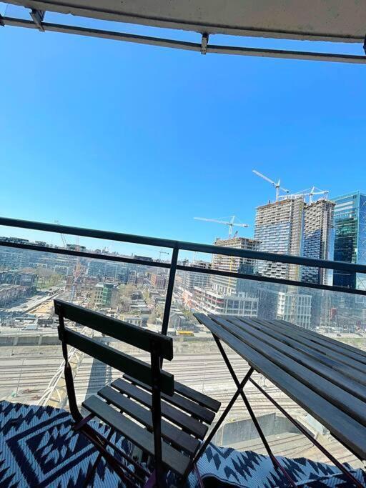 Upscale Downtown Toronto Condos By Cn Tower Exterior photo